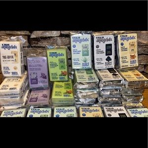 Cleans pores, softens skin, and removes oil & grime from skin. 
ANTI-ACNE